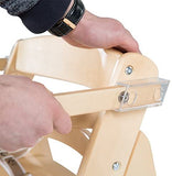Questo seggiolone in legno grigio è dotato di un esclusivo sistema di vassoio per seggiolone con clic e regolazione