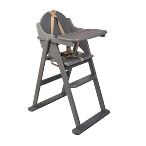 Cette chaise haute pliante en bois massif gris tourterelle convient à partir de 6 mois lorsque bébé passe du lait aux solides.