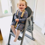 Brettet på denne duegrå sammenleggbare barnestolen kan vippes bakover slik at babyen kan føle seg involvert ved måltidene
